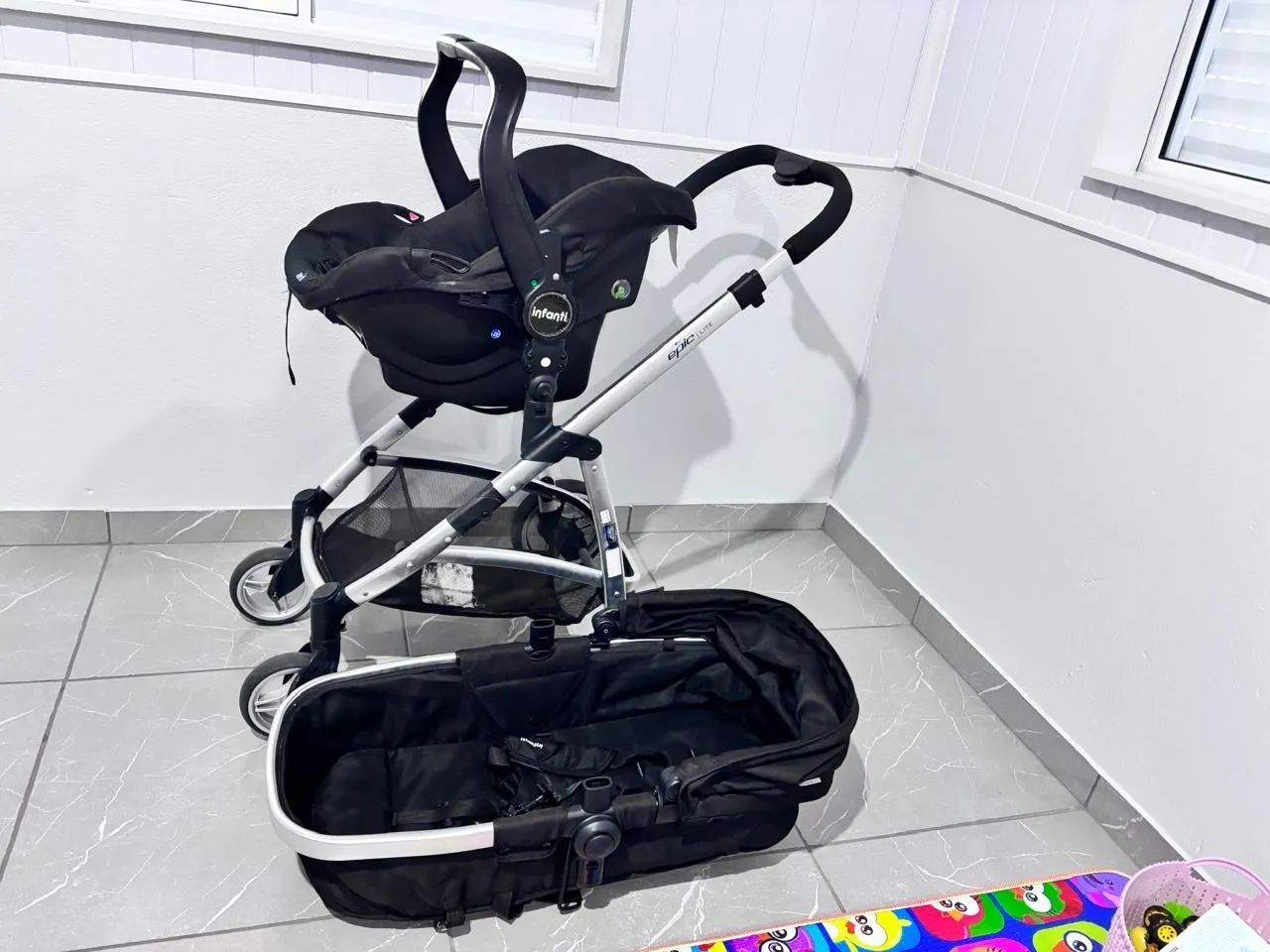 Vendo carrinho de bebê com bebê conforto  - Foto 5