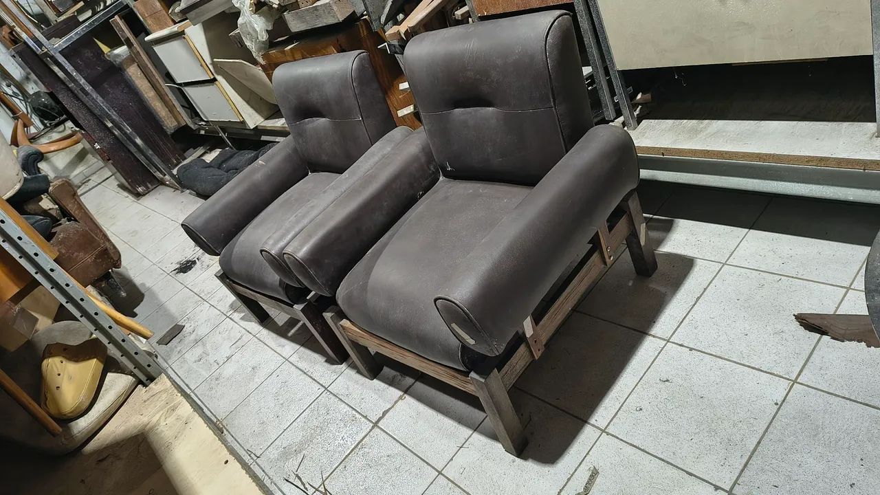 Poltronas antigas, precisando de restauro