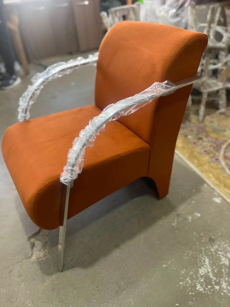 POLTRONA BELLA BRAÇOS DE ALUMÍNIO EM SUEDE - Foto 4