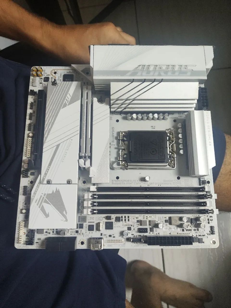 Placa mãe ddr5 lga 1700 aorus x ax Branca  - Foto 3