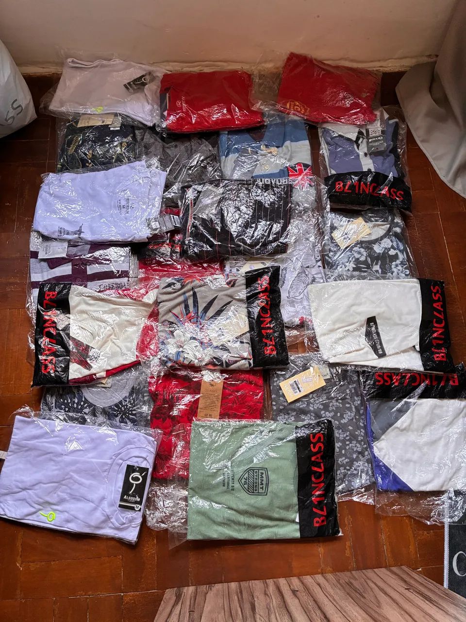 Bermudas e camisas tamanhos variados - Foto 3