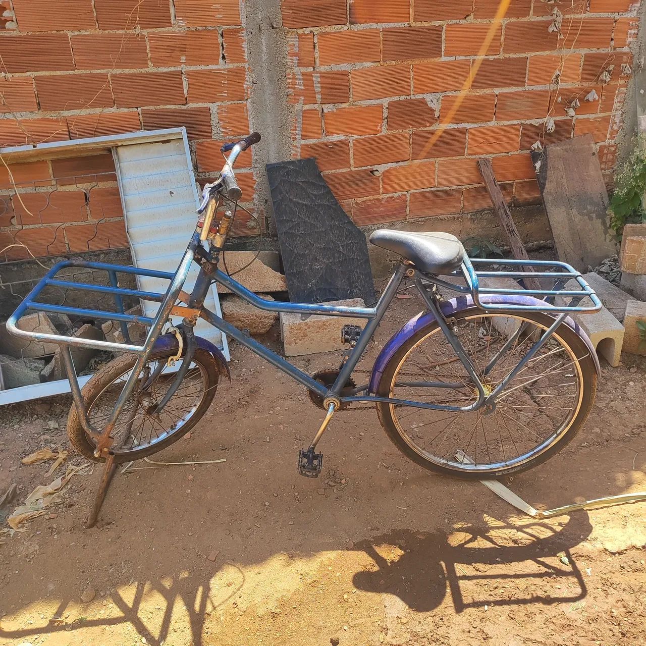 Vendo bicicleta cargueira aceito troca e proposta  - Foto 2