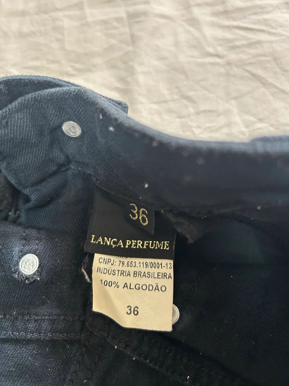 Short jeans marca lança perfume 