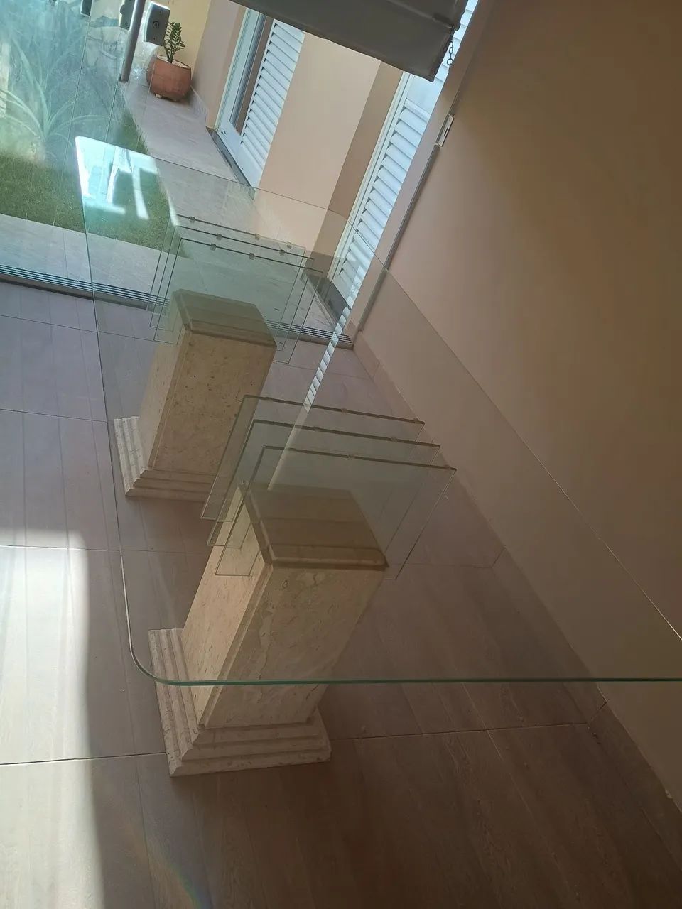 Mesa de vidro com cadeiras 