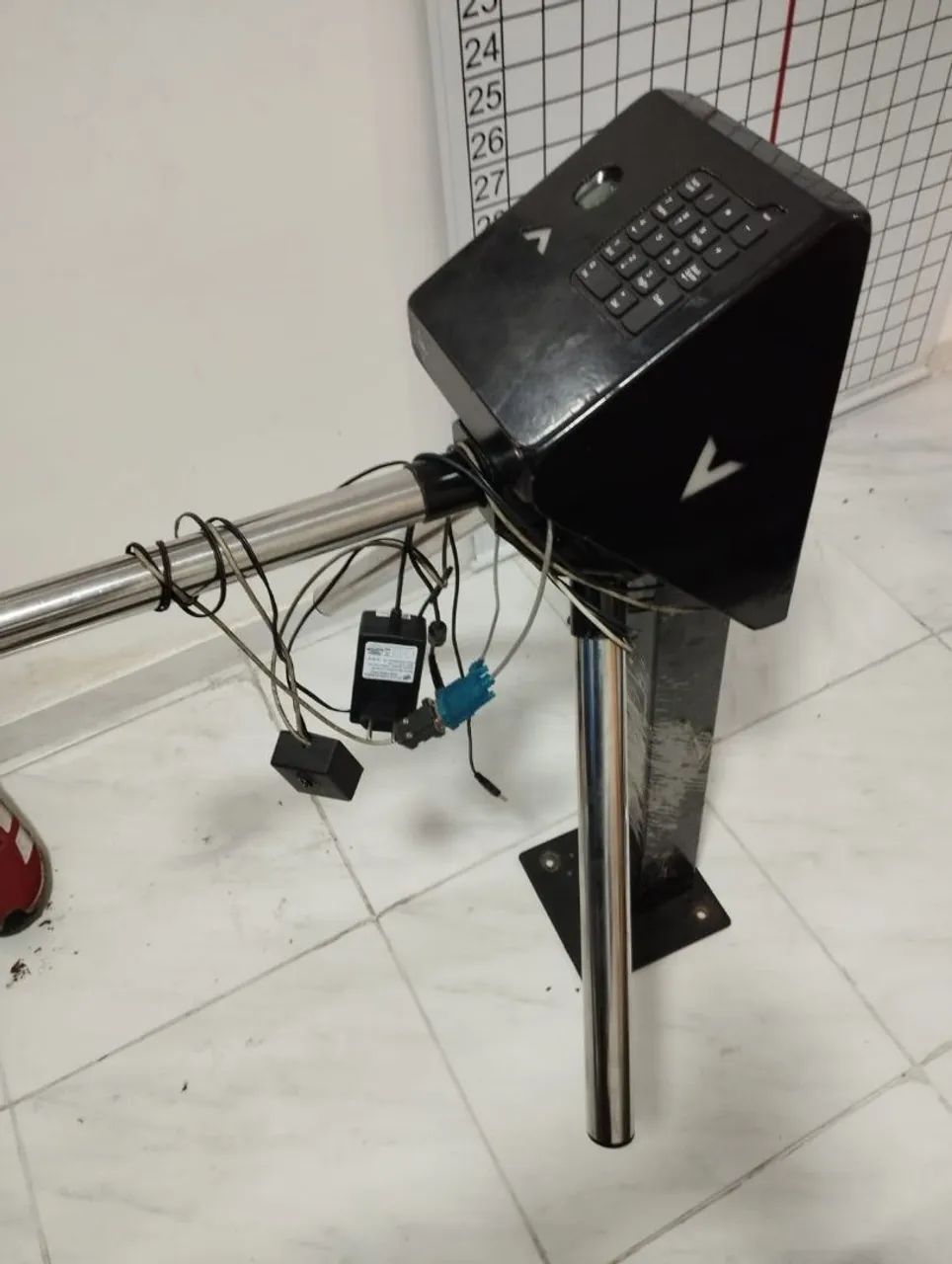Vendo um corrimão com vidro temperado e uma catraca  - Foto 3