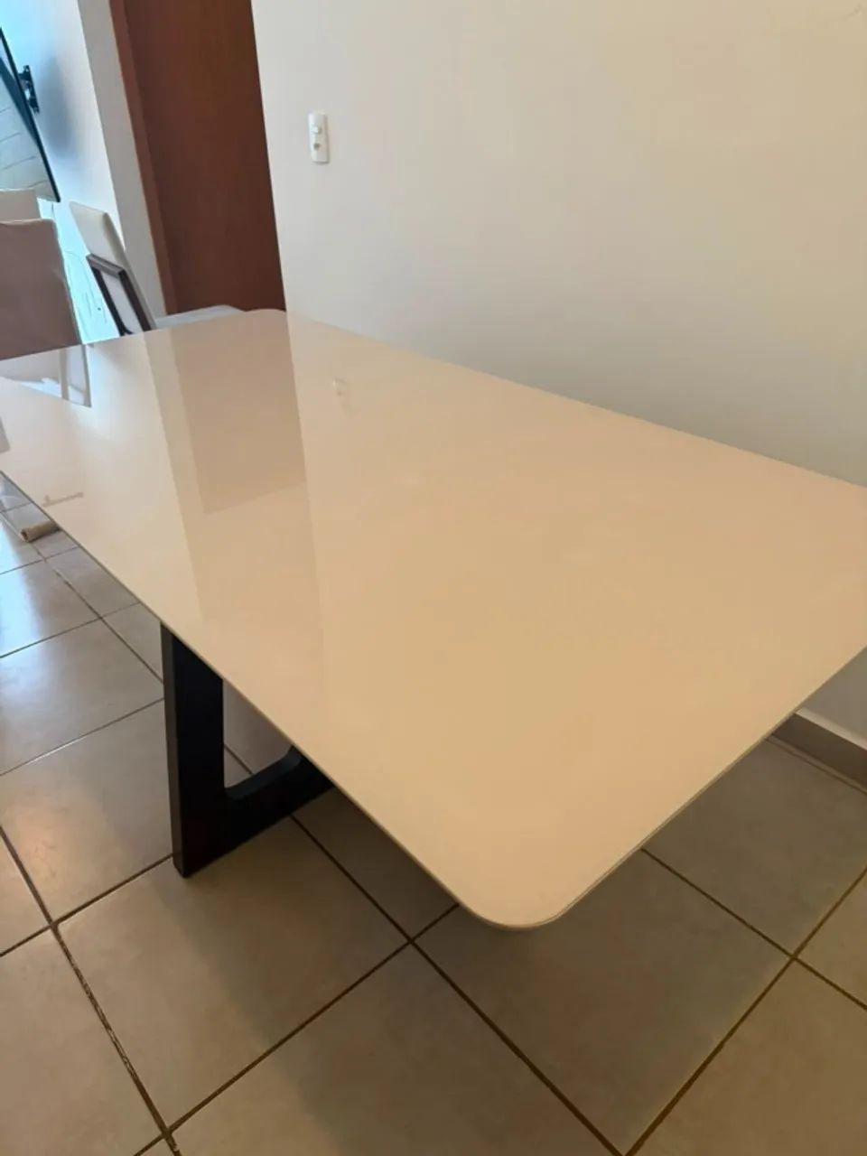 Mesa de jantar moderna em excelente estado!