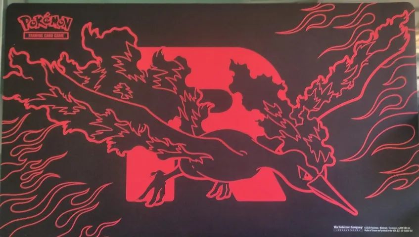 Pokémon TCG - Playmat + Deckbox Moltres da Equipe Rocket