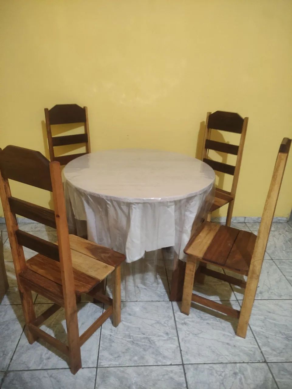 Mesa de madeira com 4 cadeiras  - Foto 2