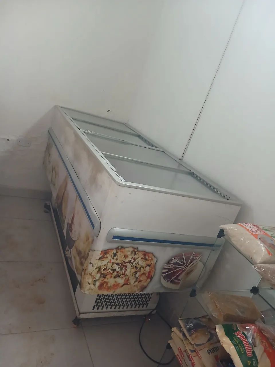 Vendo uma ilha e uma geladeira 