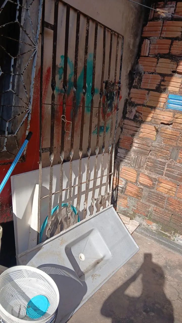 Vendo grade de porta ferro reforçado muito bom usado pronto pra colocar no local com as do