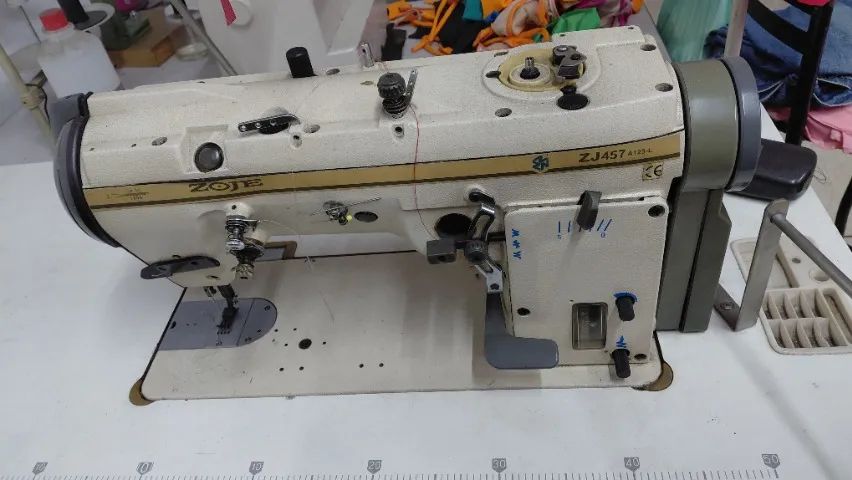 Máquina de Costura ZigZag Industrial