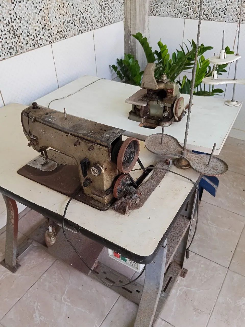 Duas máquinas uma reta e uma overloque 