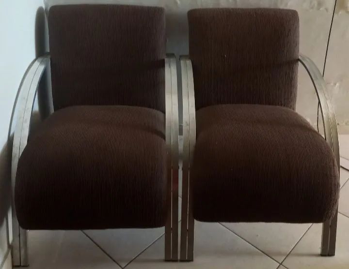 Vendo um par de poltronas.