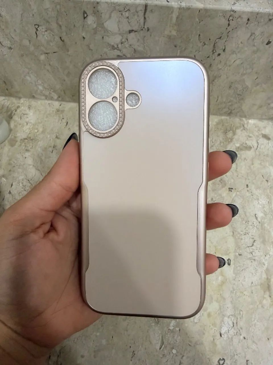 Capinha IPhone 17 dourada 