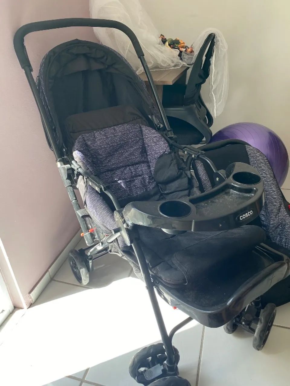 Carrinho de bebê com bebê conforto - Foto 2
