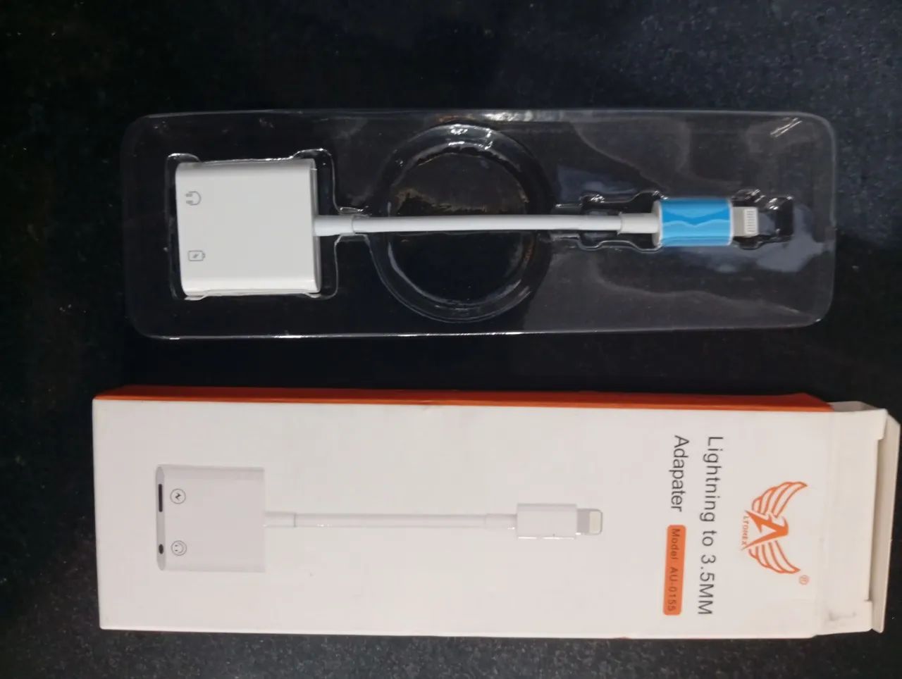 Adaptador 2x1 para iPhone com áudio.