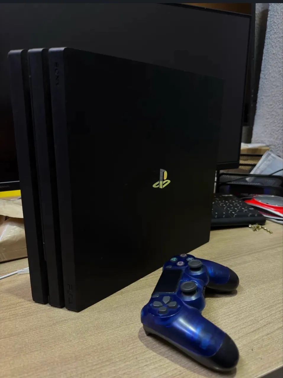 PS4 PRO 1TB + CONTROLE ORIGINAL + 2 JOGOS