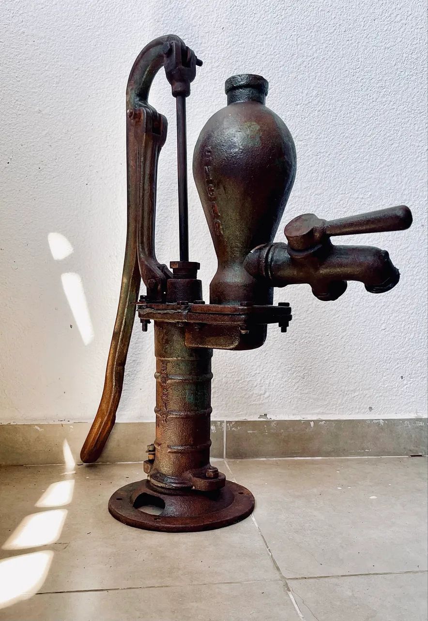 Bomba d?água antiga