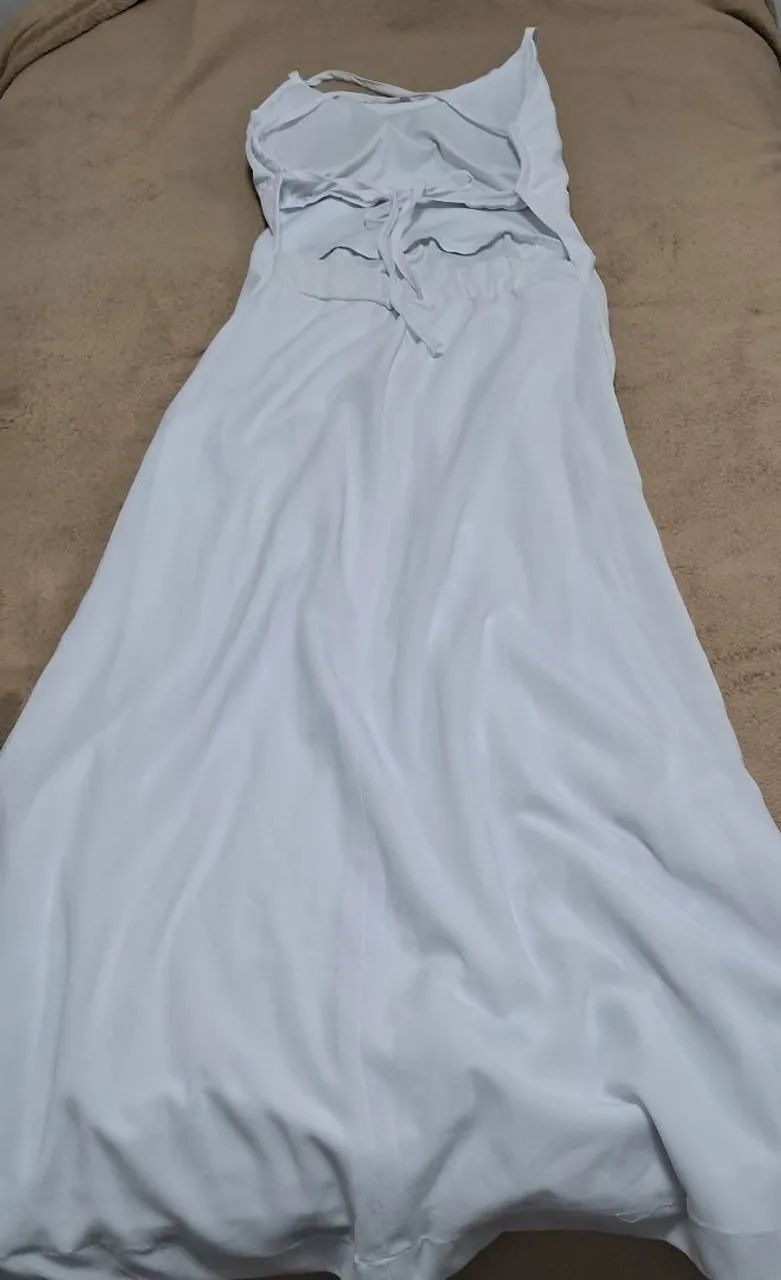 Vestido longo branco com abertura trançada nas costas  - Foto 3