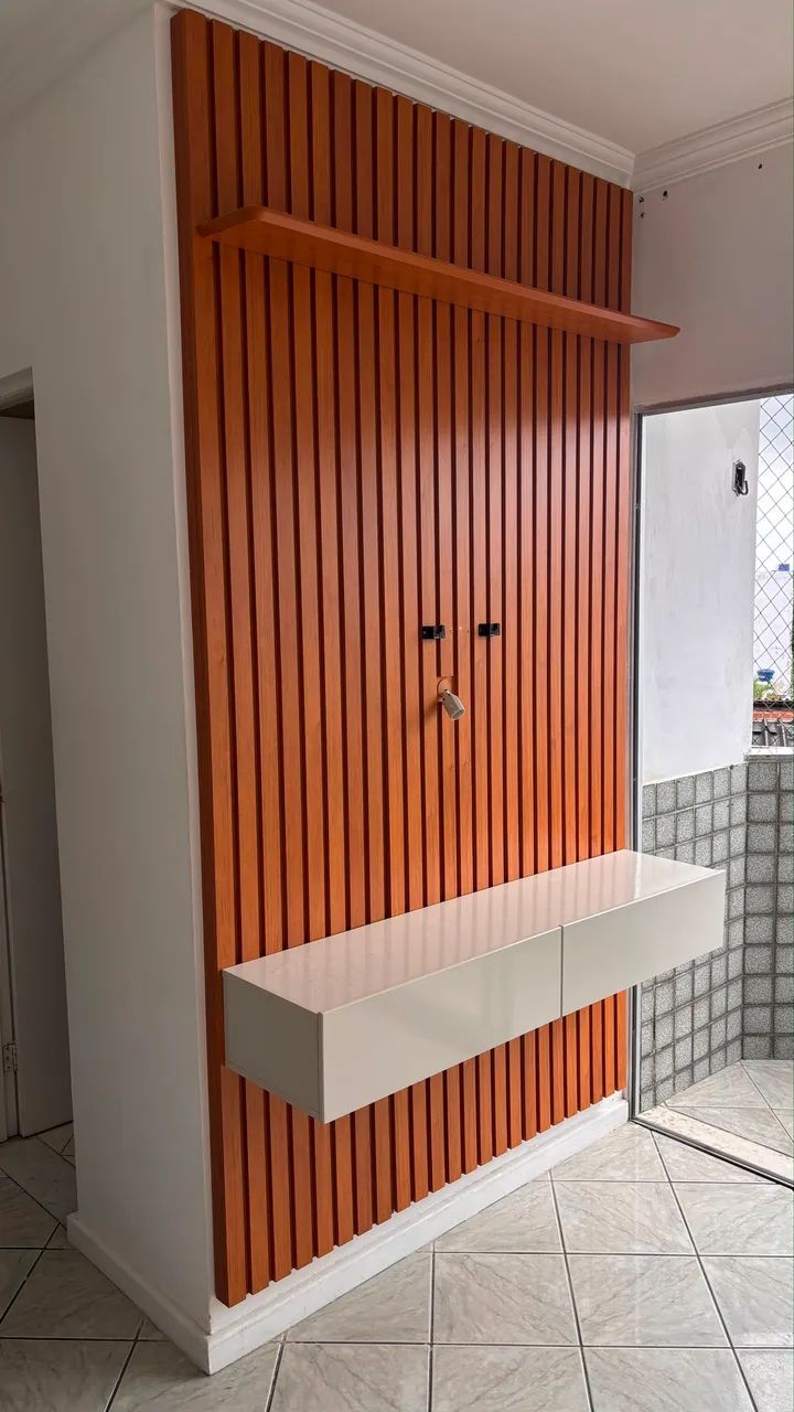 Painel ripado com rack e prateleira em MDF