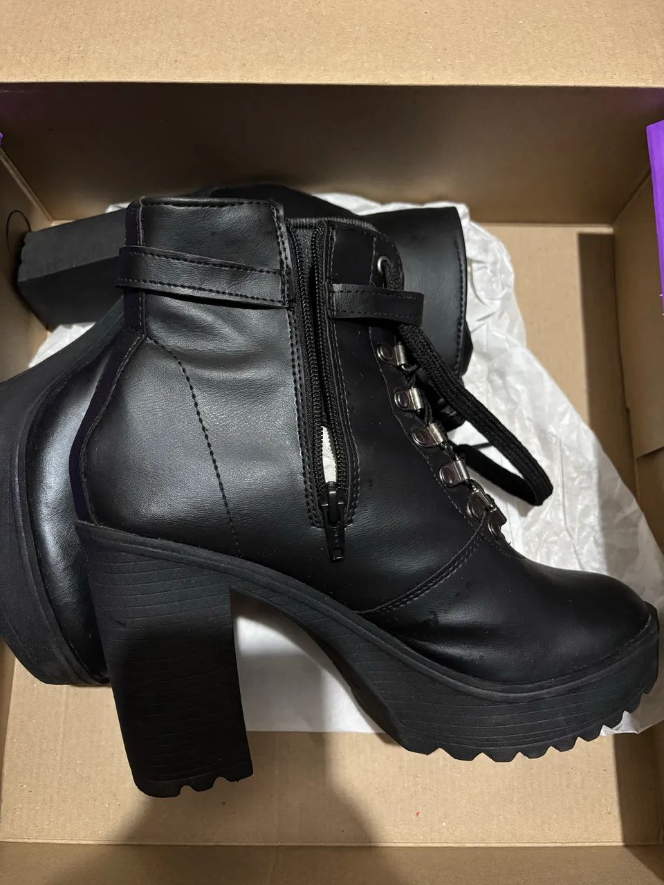 Bota preta plataforma salto alto tratorada com fivela  - Foto 2