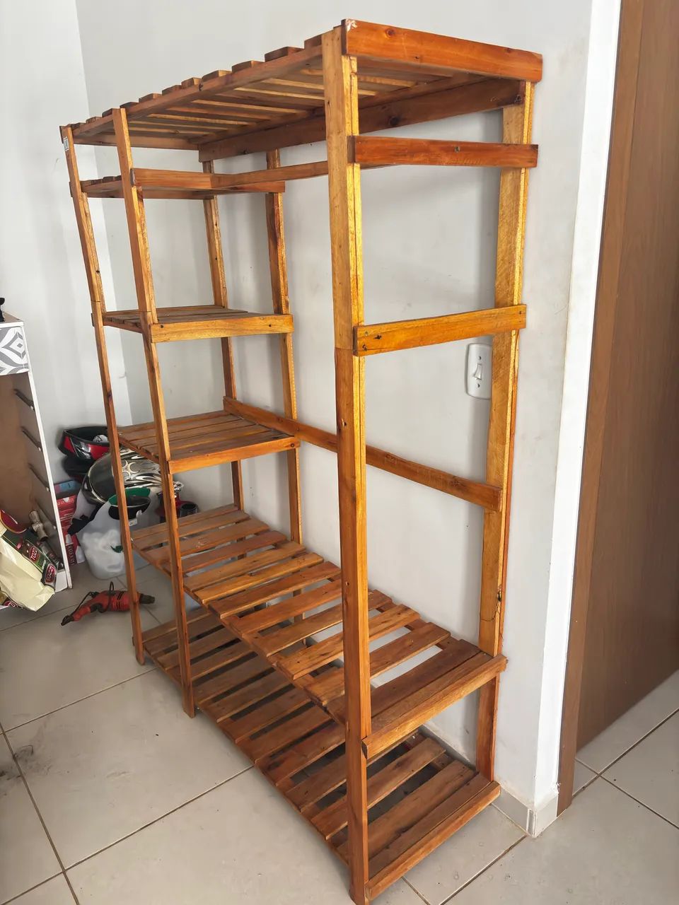 Arara de roupa de madeira