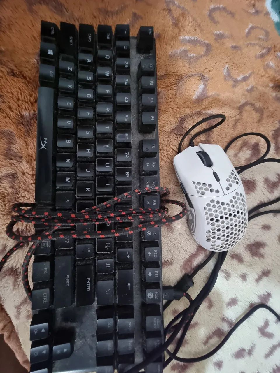 Teclado hyperx + mouse glorius 