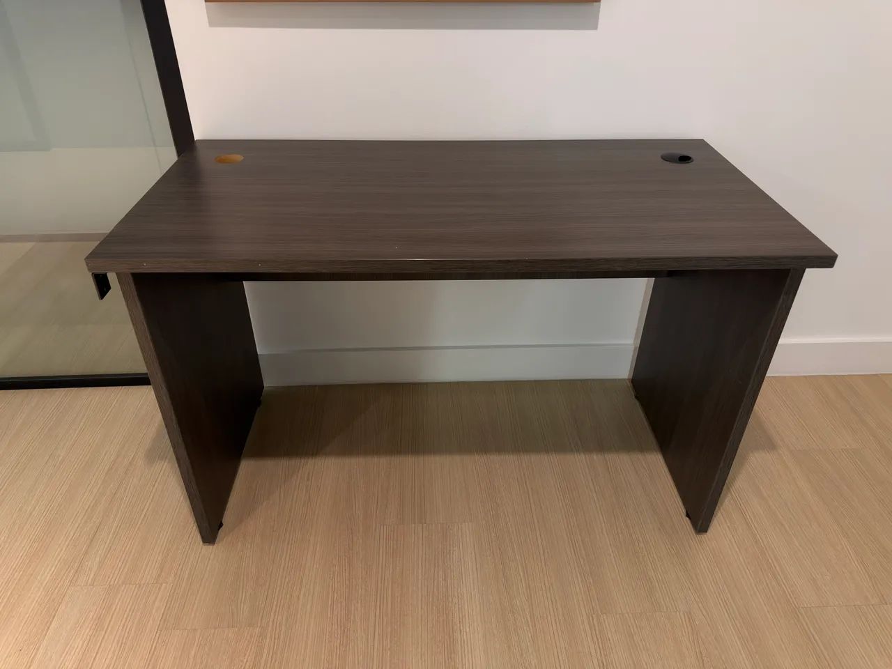 Mesa de Escritório com Passa Fio em MDF - Foto 4