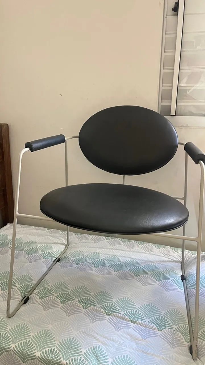 Poltrona com Estrutura Metálica e Estofado Preto - Foto 2