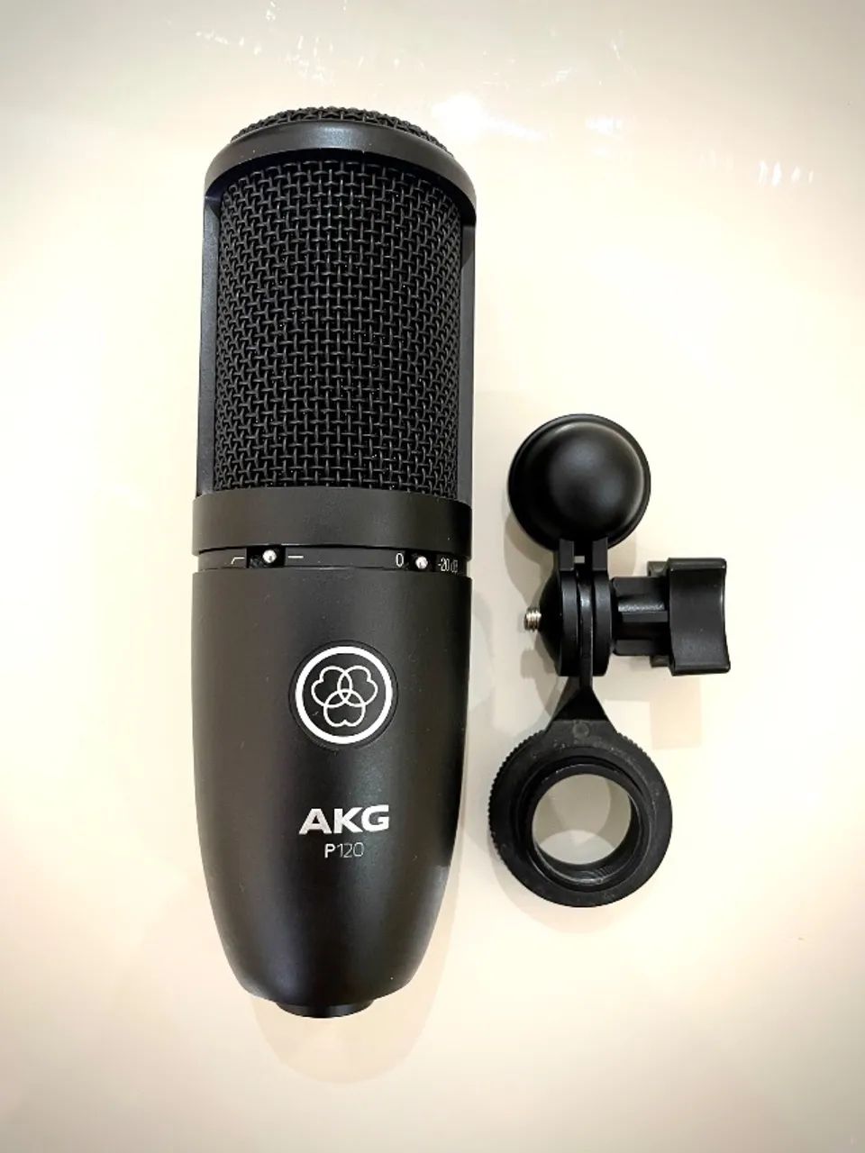 Microfone condensador AKG