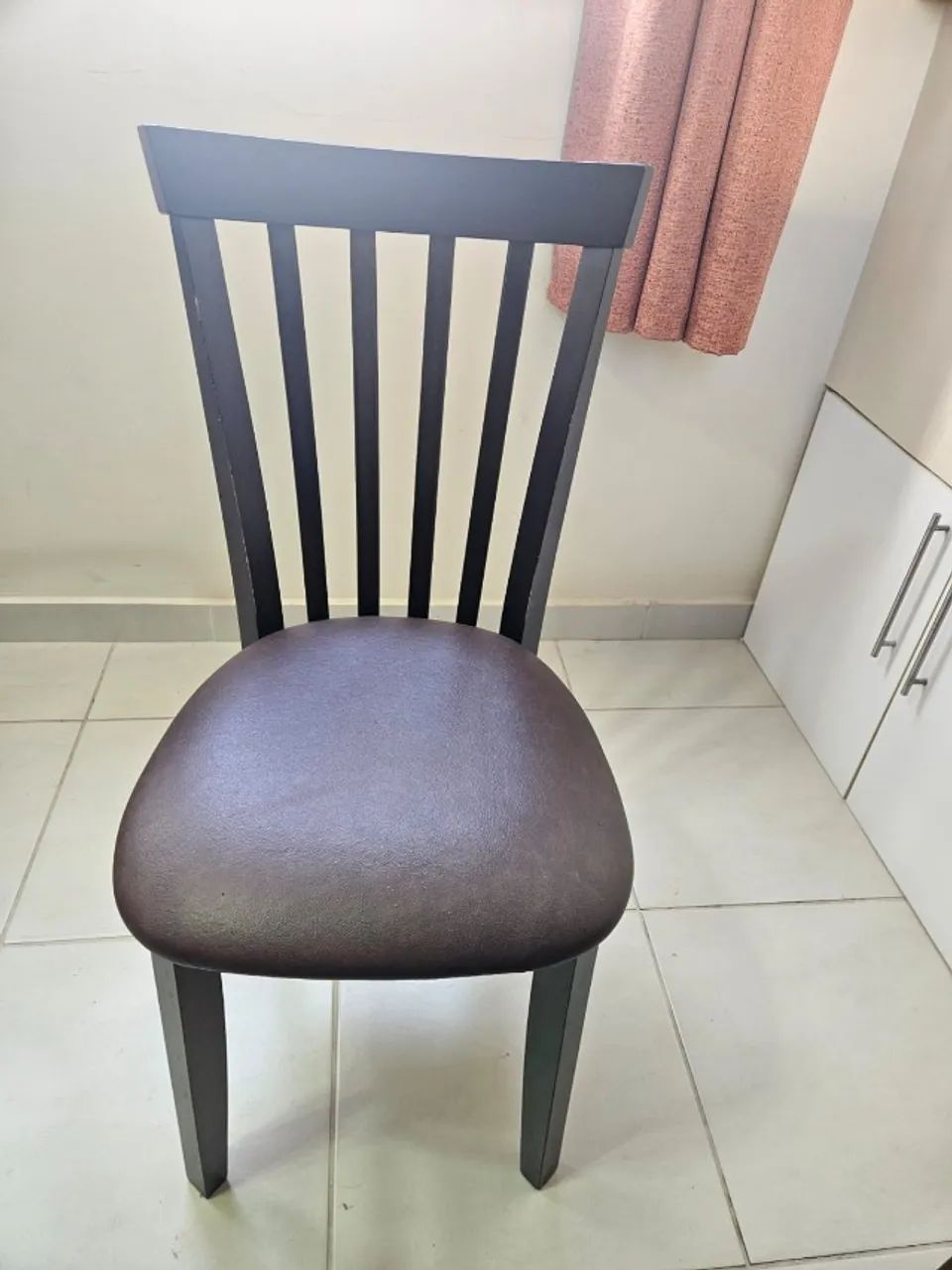 mesa de jantar triangular com tampo de vidro e 6 cadeiras - Foto 3