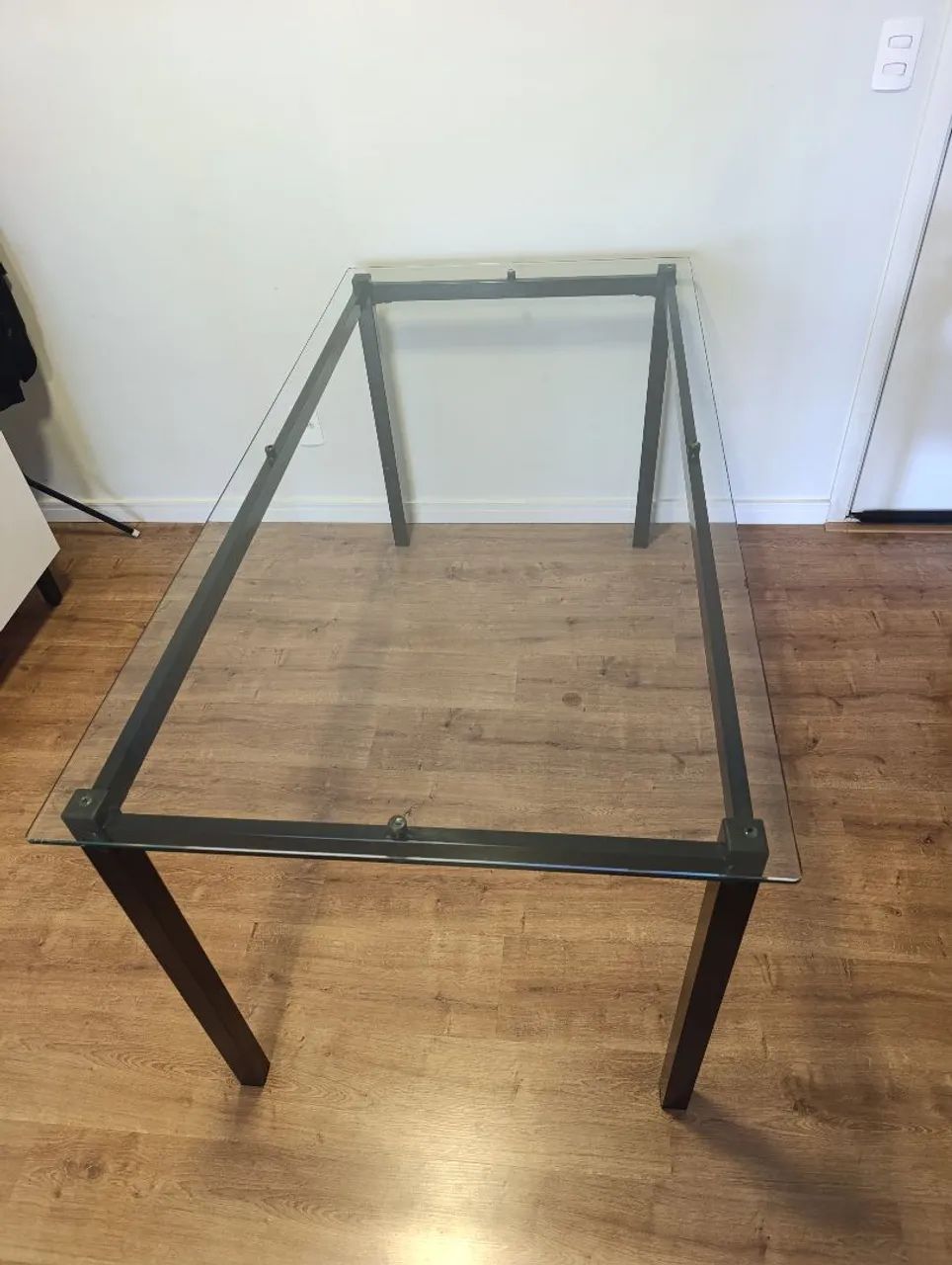 Mesa de jantar preta com tampo de vidro 