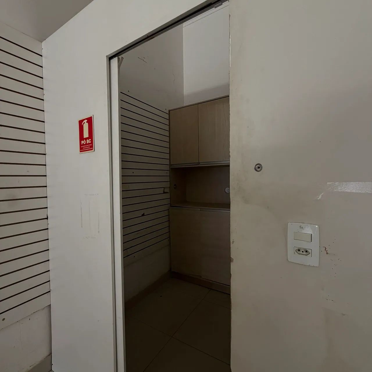 Aluga-se sala na rua 300(44) - Foto 3