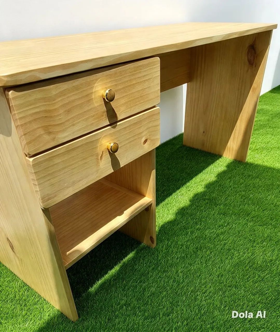 Mesa de escritório com gavetas. Madeira de pinus 