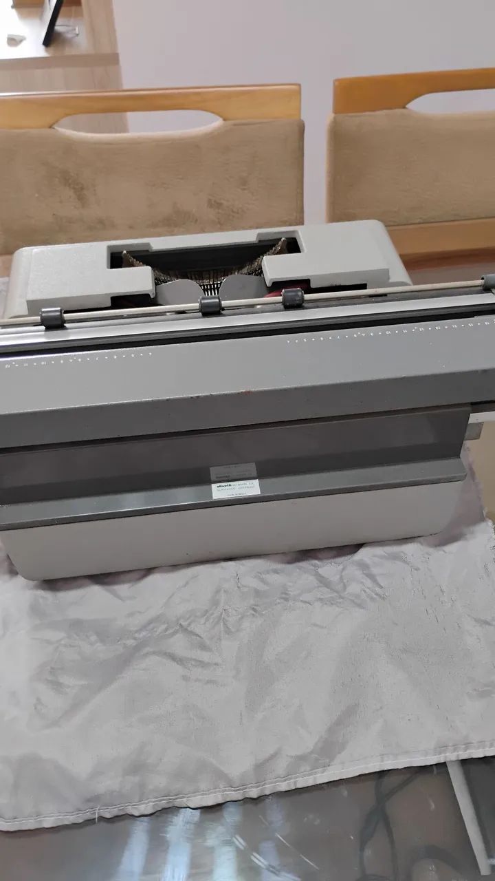 Máquina de escrever Olivetti Linea 98 funcionando  - Foto 2