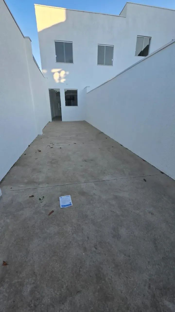 Casa geminada 02 quartos e 02 vagas - Jardim Leblon