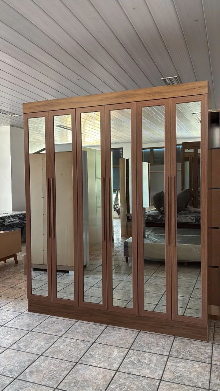 Guarda roupa com portas de vidro 
