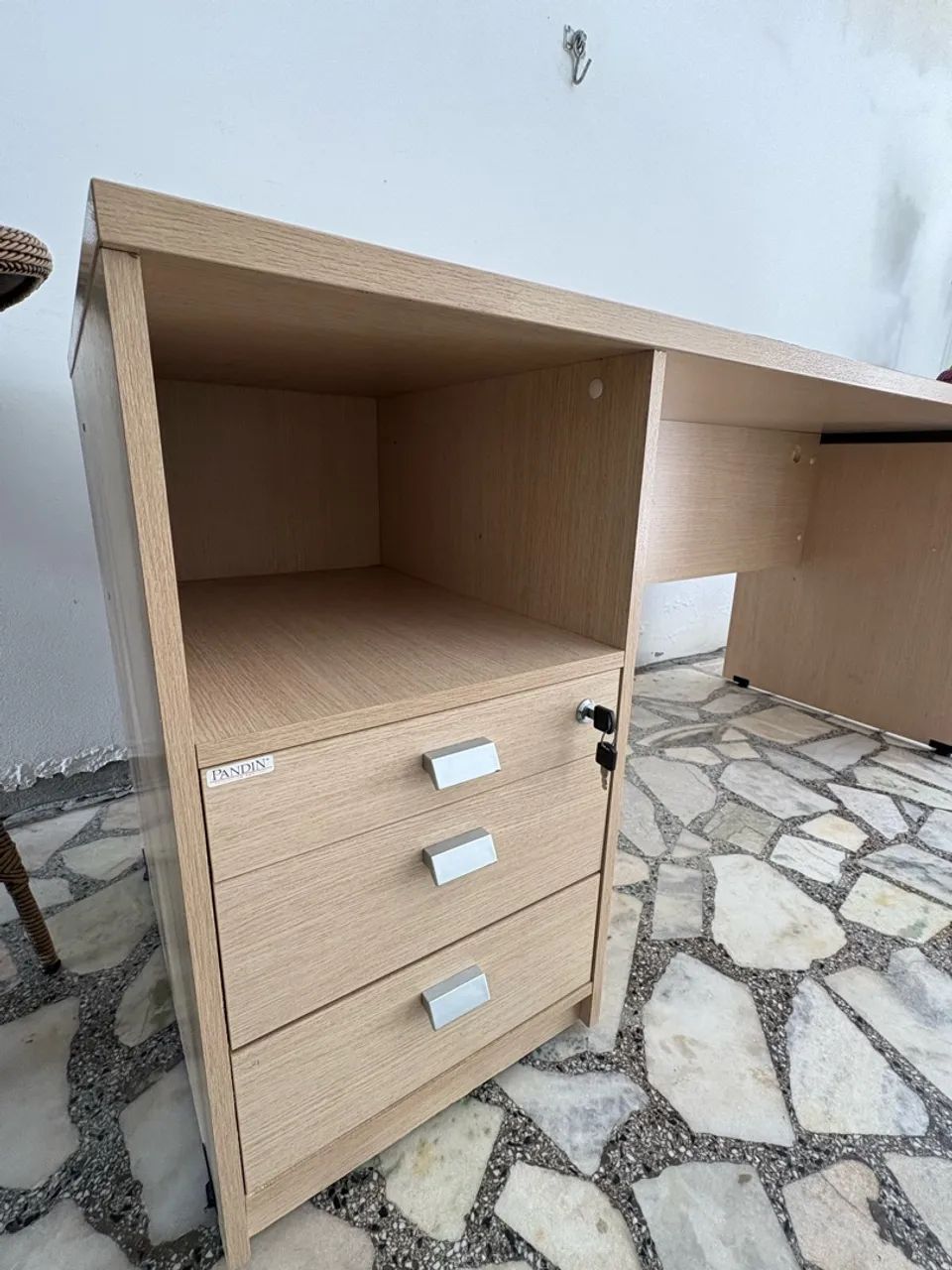 Escrivaninha/Mesa de Escritório com Gaveteiro e Chave - Foto 2
