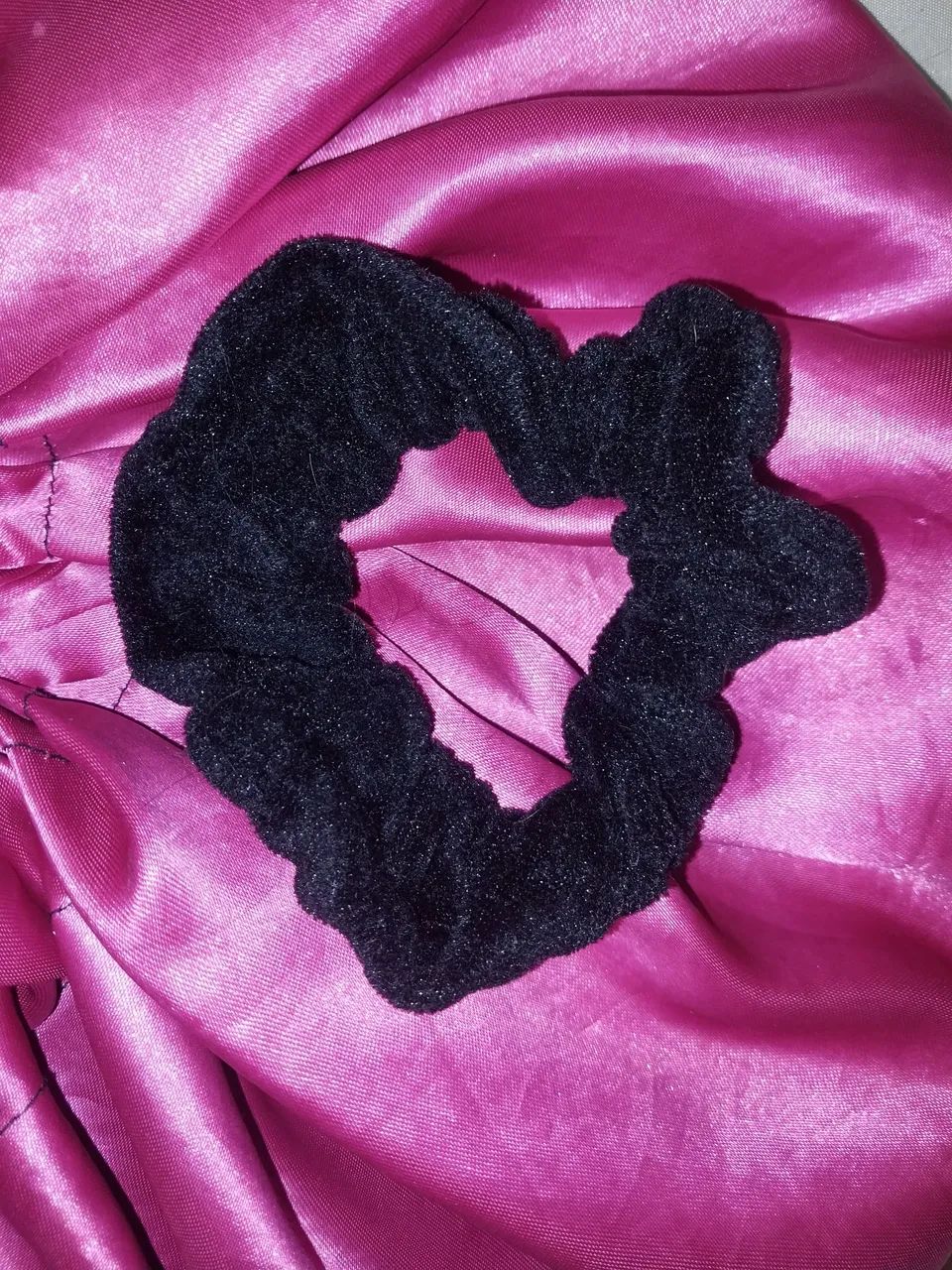 Touca de cetim rosa choque e elástico de cabelo antifriz  - Foto 4