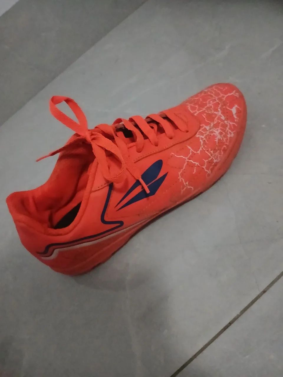 Chuteira marca Dray  na caixa cheiro de novo usada uma vez,de cor laranja  - Foto 2