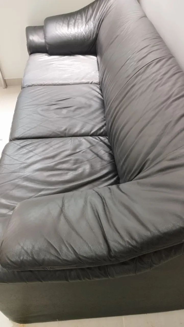 Conjunto de sofás em couro preto 2e3 lugares 