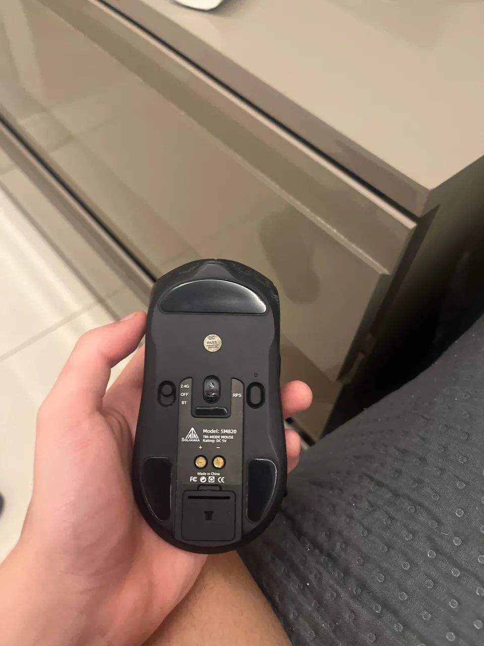 mouse gamer sem fio sm820 com deck de carregamento - Foto 4