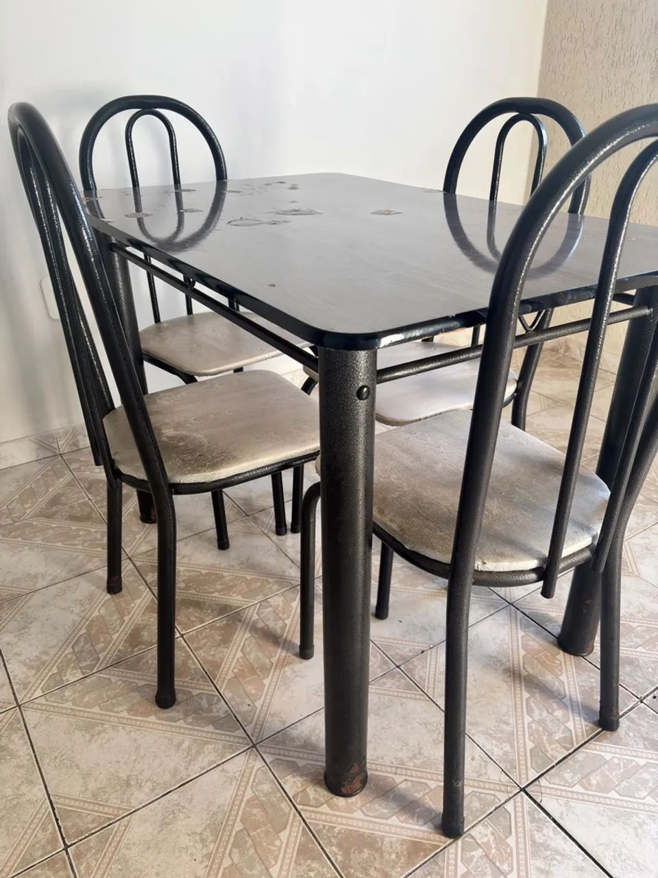 Mesa com 4 cadeiras 