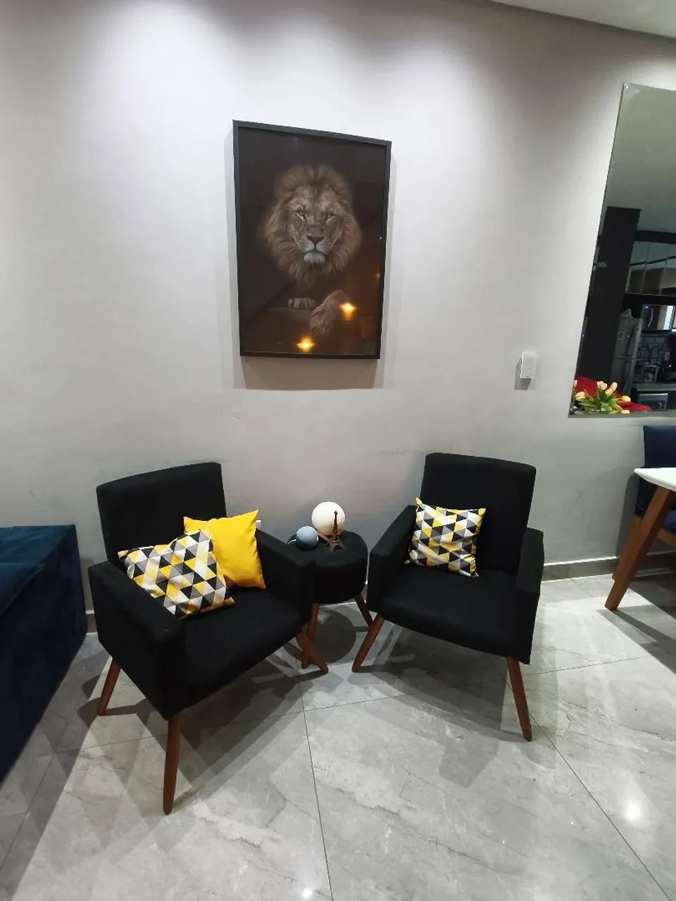 Conjunto de poltronas e uma banqueta preta - Foto 3