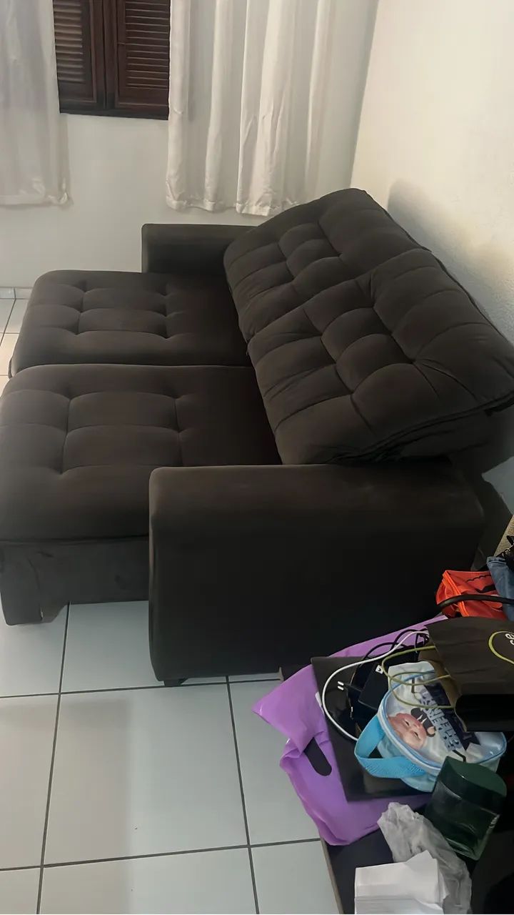 Sofá retrátil e com encosto reclinável, além de espaçoso.65581374531203121