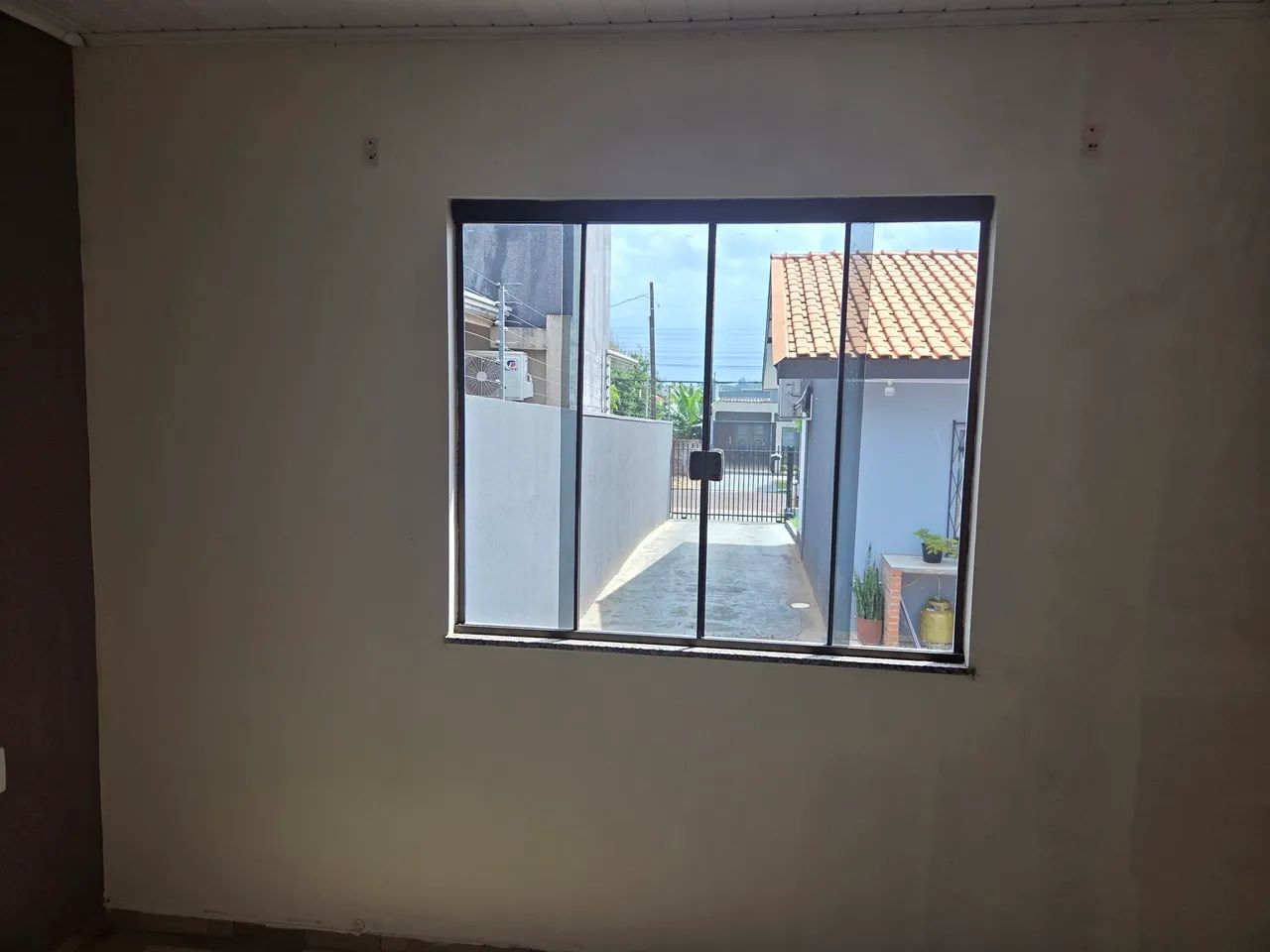 ALUGO CASA DE FUNDOS COM 2 QUARTOS NO TROPICAL  - Foto 4
