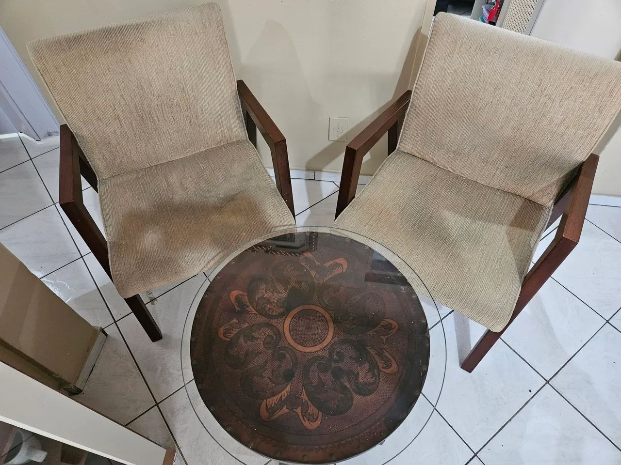 Conjunto Vintage: 2 Poltronas em Madeira + Mesa de Centro com Vidro. - Foto 5