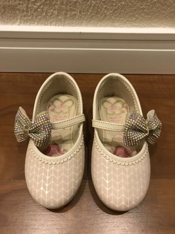 Sapato nude com brilhos no laço!!!