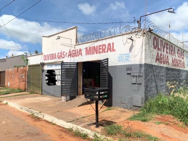 Depósito de gás com residência com piscina no fundo