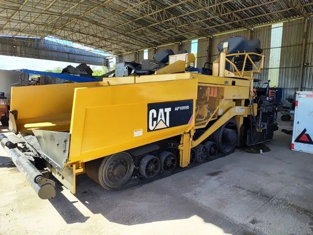 Pavimentadora de Asfalto, marca Caterpillar, modelo 1055D, ano 2011, toda revisada